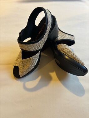Bernie Mev New York Woven Metallic Wedge Sandals Size 38 L363